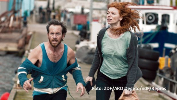 Fast 24 Stunden lang zeigt 3sat am 9. Juli Krimis aus Deutschland, Österreich und der Schweiz. Bei dem Thementag steht u.a. Marco Kreuzpaintners hochkarätig besetzter Psychothriller „Sanft schläft der Tod“ mit Fabian Busch und Marleen Lohse auf dem Programm. (Foto: ZDF/ARD Degeto/ndf/Repros)