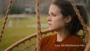 In der Nacht vom 7. auf 8. Oktober zeigt 3sat fünf bemerkenswerte Kurzfilme, die zwischen 2018 und 2021 in Deutschland entstanden sind. Zu sehen ist u.a. Sidonie von Krosigk als Hauptdarstellerin in den preisgekrönten Drama „Unter der Welle“. (Foto: ZDF/BR/Elfenholz Film)