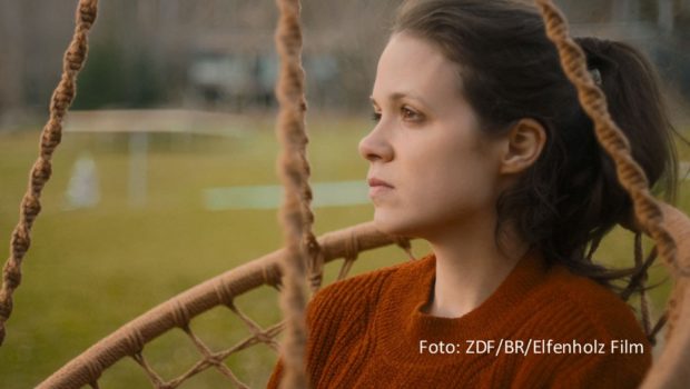 In der Nacht vom 7. auf 8. Oktober zeigt 3sat fünf bemerkenswerte Kurzfilme, die zwischen 2018 und 2021 in Deutschland entstanden sind. Zu sehen ist u.a. Sidonie von Krosigk als Hauptdarstellerin in den preisgekrönten Drama „Unter der Welle“. (Foto: ZDF/BR/Elfenholz Film)