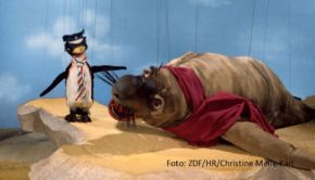 Mit sechs Thementagen in Serien geht das Jahr 2022 bei 3sat zu Ende. Ab dem 27. Dezember stehen dabei u.a. Kabarett und Comedy, Pop und Rock, Western-Klassiker und auch Highlights aus der TV-Geschichte der „Augsburger Puppenkiste“ auf dem Plan. (Foto: ZDF/HR/Christine Meile-Karl)