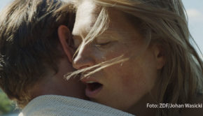 3sat konzentriert sich zu Beginn des neuen Jahres auf Liebe und Leidenschaft. Ab 3. Januar gibt’s u.a. Filmklassiker wie „Atemlos“ und „Eine verhängnisvolle Affäre“. Am 7. Januar folgt die deutsche Erstausstrahlung des finnischen Erotikdramas „Mittsommerlust“ mit Inka Kallén. (Foto: ZDF/Johan Wasicki)