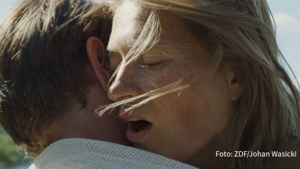 3sat konzentriert sich zu Beginn des neuen Jahres auf Liebe und Leidenschaft. Ab 3. Januar gibt’s u.a. Filmklassiker wie „Atemlos“ und „Eine verhängnisvolle Affäre“. Am 7. Januar folgt die deutsche Erstausstrahlung des finnischen Erotikdramas „Mittsommerlust“ mit Inka Kallén. (Foto: ZDF/Johan Wasicki)