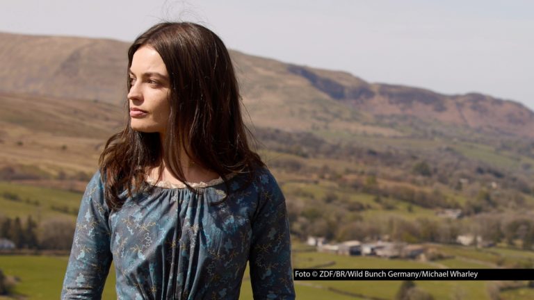 Unter dem Reihentitel „Auf den Inseln“ widmet sich 3sat ab dem 4. August ausgesuchten Filmkunst-Highlights aus Großbritannien und Irland. Auf dem Programm steht auch die deutsche Free-TV-Premiere des Emily Brontë-Biopics „Emily“ mit Hauptdarstellerin Emma Mackey. Foto © ZDF/BR/Wild Bunch Germany/Michael Wharley