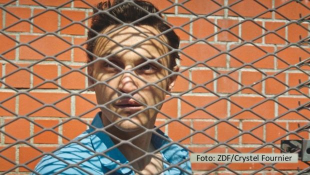 Anlässlich der 74. Berlinale zeigt 3sat ab dem 14. Februar die Filmreihe „Arthouse Kino“ mit zehn internationalen Produktionen. Zu sehen sind dabei auch deutsche Free-TV-Premieren wie das preisgekrönte Drama „Große Freiheit“ mit Franz Rogowski in der Hauptrolle. (Foto: ZDF/Crystel Fournier)