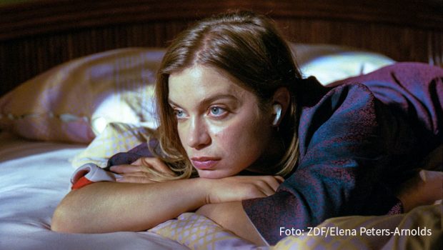 Mit der Reihe „KlassiXS – die großen Dramen in jungen Kurzfilmen“ zeigt 3sat ab Samstag, den 12. November, ausgesuchte Klassiker der Weltliteratur als Halbstünder. Zu sehen ist u.a. „Das Gewicht unserer Worte“ mit Liliane Amuat nach Jean Cocteaus „La voix humaine“. (Foto: ZDF/Elena Peters-Arnolds)