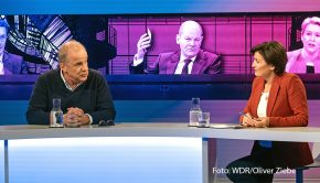 Am heutigen 15. November diskutiert Sandra Maischberger in der aktuellen Ausgabe ihrer ARD-Talkshow mit Ministerpräsident Winfried Kretschmann über das Thema Bürgergeld. Zu den weiteren Gästen gehört neben der Klimaaktivistin Aimée van Baalen auch Moderator und Produzent Hubertus Meyer-Burckhardt. (Foto: WDR/Oliver Ziebe)