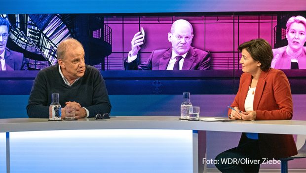 Am heutigen 15. November diskutiert Sandra Maischberger in der aktuellen Ausgabe ihrer ARD-Talkshow mit Ministerpräsident Winfried Kretschmann über das Thema Bürgergeld. Zu den weiteren Gästen gehört neben der Klimaaktivistin Aimée van Baalen auch Moderator und Produzent Hubertus Meyer-Burckhardt. (Foto: WDR/Oliver Ziebe)