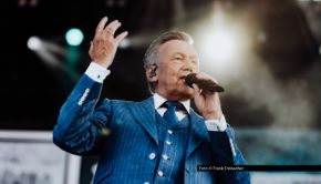 Seit dem 21. Oktober ist „50 Jahre Roland Kaiser – Ein Leben für die Musik“ in den Kinos zu sehen. Die bewegende Dokumentation begleitet den Schlagerstar auf seiner 2024er Jubiläumstour und gewährt exklusive Einblicke hinter die Kulissen. Auch im kommenden Jahr ist der Kaiser wieder unterwegs. Foto © Frank Embacher