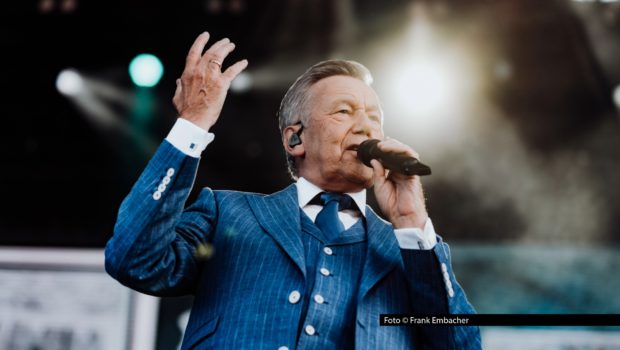 Seit dem 21. Oktober ist „50 Jahre Roland Kaiser – Ein Leben für die Musik“ in den Kinos zu sehen. Die bewegende Dokumentation begleitet den Schlagerstar auf seiner 2024er Jubiläumstour und gewährt exklusive Einblicke hinter die Kulissen. Auch im kommenden Jahr ist der Kaiser wieder unterwegs. Foto © Frank Embacher