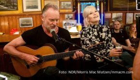 Mit einem Special feiert das NDR Fernsehen am 1. Weihnachtstag das Jubiläum von Ina Müllers Musik- und Talkshow „Inas Nacht“. Zu sehen sind darin Highlights aus den bisherigen Folgen, u.a. mit Sting, Otto Waalkes, Barbara Schöneberger, Jamie Cullum und Sandra Maischberger. (Foto: NDR/Morris Mac Matzen/mmacm.com)
