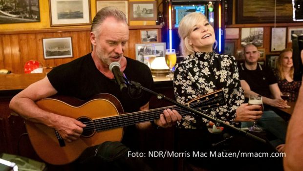 Mit einem Special feiert das NDR Fernsehen am 1. Weihnachtstag das Jubiläum von Ina Müllers Musik- und Talkshow „Inas Nacht“. Zu sehen sind darin Highlights aus den bisherigen Folgen, u.a. mit Sting, Otto Waalkes, Barbara Schöneberger, Jamie Cullum und Sandra Maischberger. (Foto: NDR/Morris Mac Matzen/mmacm.com)