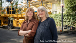 Alice Schwarzer wird 80. Und die ARD widmet ihr morgen einen Thementag. Gezeigt wird u.a. der Zweiteiler „Alice“ mit Nina Gummich in der Titelrolle. Alice Schwarzer selbst ist am heutigen 29. November zu Gast bei „Maischberger“. Weitere Gäste sind u.a. Klaus Müller und Vassili Golod. (Foto: rbb/ARD/Alexander Fischerkoesen)