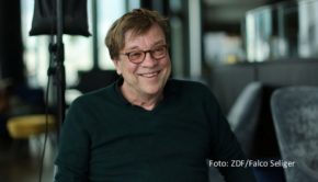 „Titel, Tore, tausend Träume“ lautet das Motto am Abend des 5. August. In der Dokumentation zum 60. Jubiläum der Fußball-Bundesliga spricht Sportjournalist Béla Réthy mit Protagonisten wie Felix Magath, Günter Netzer, Jürgen Klopp und Thomas Müller. (Foto: ZDF/Falco Seliger)