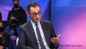 Am heutigen 22. November spricht Sandra Maischberger in ihrer ARD-Talkshow mit Landwirtschaftsminister Cem Özdemir über den Ausgang der Weltklimakonferenz in Ägypten. Außerdem geht‘s um die Fußball-WM und das Thema Bürgergeld. (Foto: WDR/Oliver Ziebe)