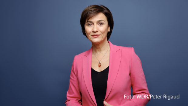In ihrer ARD-Talkshow spricht Sandra Maischberger heute Abend u.a. mit dem DIW-Chef Marcel Fratzscher und dem Verbraucher-Experten Hermann-Josef Tenhagen über die geplante Gaspreisbremse und den von Bundeskanzler Olaf Scholz angekündigten 200-Milliarden-Euro-Abwehrschirm. (Foto: WDR/Peter Riguard)