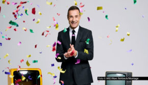 Die ARD wird in diesem Jahr 75 Jahre alt. Aus diesem Anlass gibt’s ab dem 31. März eine Jubiläumswoche mit zahlreichen Programm-Highlights. Darunter ist auch eine von Kai Pflaume präsentierte Samstagabend-Show, in der passenderweise 75 Gäste mitwirken. (Foto: ARD/Marc Rehbeck/Montage)