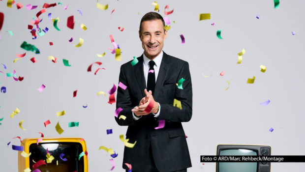 Die ARD wird in diesem Jahr 75 Jahre alt. Aus diesem Anlass gibt’s ab dem 31. März eine Jubiläumswoche mit zahlreichen Programm-Highlights. Darunter ist auch eine von Kai Pflaume präsentierte Samstagabend-Show, in der passenderweise 75 Gäste mitwirken. (Foto: ARD/Marc Rehbeck/Montage)