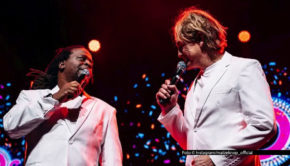 In Dortmund führte das Moderations-Duo Mola Adebisi und Matze Knop am 14. März durch eine neue Ausgabe der „90s Super Show“. Foto © Instagram/matzeknop_official