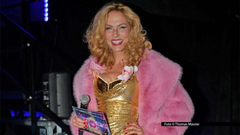 Moderatorin Sonya Kraus gehört auch in diesem Jahr wieder zum Team der „90s Super Show“. Am 21. Februar führt sie zusammen mit Mola Adebisi durch den ersten Deutschland-Termin in der Uber Arena in Berlin. Als Musik-Acts sind u.a. Oli.P, die Vengaboys, Rednex und Loona mit dabei. (Foto © Thomas Maurer)