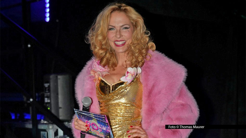 Moderatorin Sonya Kraus gehört auch in diesem Jahr wieder zum Team der „90s Super Show“. Am 21. Februar führt sie zusammen mit Mola Adebisi durch den ersten Deutschland-Termin in der Uber Arena in Berlin. Als Musik-Acts sind u.a. Oli.P, die Vengaboys, Rednex und Loona mit dabei. (Foto © Thomas Maurer)