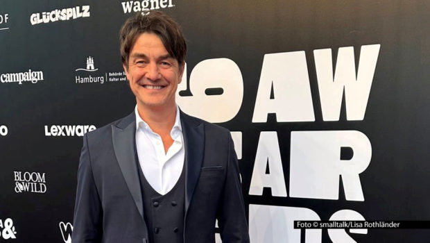 Am Vorabend der internationalen Digital- und Marketingmesse OMR wurden auch 2025 in Hamburg wieder die 9:16 Awards für innovativen Video-Content vergeben. Zu den Laudatoren, die im Deutschen Schauspielhaus insgesamt 16 Trophäen übereichten, zählte auch Entertainer Matze Knop. (Foto © smalltalk/Lisa Rothländer)