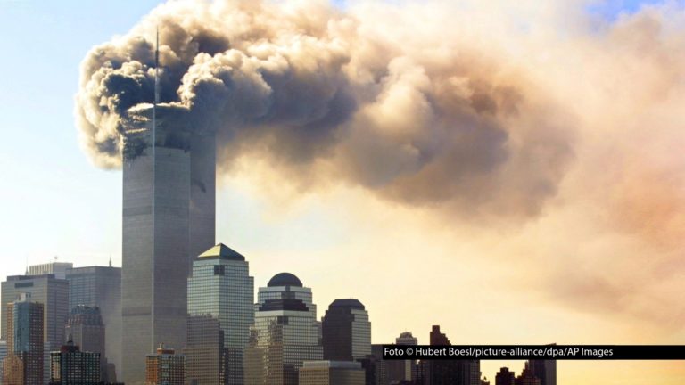 Zum Gedenken an die Terroranschläge vom 11. September 2001 zeigt National Geographic die dreiteilige Doku-Serie „9/11: Wiedersehen nach der Katastrophe“. Los geht‘s am 26. August im linearen Programm. Zu sehen gibt’s das Ganze auch bei Disney+. (Foto © Hubert Boesl/picture-alliance/dpa/AP Images)
