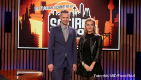 „Die Florian Schroeder Satireshow“ ist nach längerer Pause wieder auf Sendung. Am heutigen 24. November begrüßen um 23:45 Uhr Florian Schroeder und Laura Karasek im Ersten den CDU-Politiker Jens Spahn und Schauspielerin Jenny Elvers zum spätabendlichen Satire-Talk. (Foto: rbb/ARD/Frank Eidel)