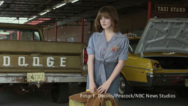 Das US-amerikanische True-Crime-Drama „A Friend of the Family“, das jetzt bei MagentaTV abrufbar ist, erzählt die wahre Geschichte von Jan Broberg, die als Kind und Teenager zwei Mal von demselben Mann entführt wurde. Als Darsteller wirken u.a Mckenna Grace, Jake Lacey und Oscar-Preisträgerin Anna Paquin mit. (Foto: F. Decillis/Peacock/NBC News Studios)