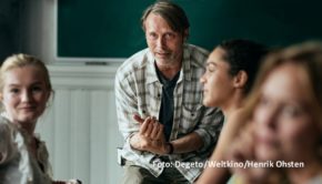Insgesamt zehn nationale und internationale Produktionen laufen im diesjährigen „ARD Sommerkino“, das am 3. Juli an den Start geht. Auch zwei Filme mit dem dänischen Starschauspieler Mads Mikkelsen stehen auf dem Plan, darunter das mit dem Oscar prämierte Drama „Der Rausch“. (Foto: Degeto/Weltkino/Henrik Ohsten)