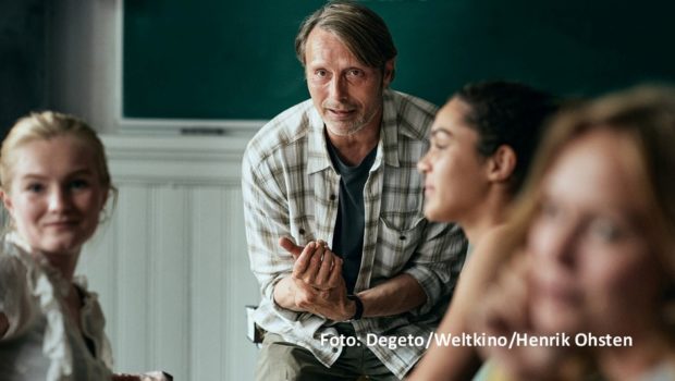 Insgesamt zehn nationale und internationale Produktionen laufen im diesjährigen „ARD Sommerkino“, das am 3. Juli an den Start geht. Auch zwei Filme mit dem dänischen Starschauspieler Mads Mikkelsen stehen auf dem Plan, darunter das mit dem Oscar prämierte Drama „Der Rausch“. (Foto: Degeto/Weltkino/Henrik Ohsten)