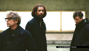 Am 6. November beginnen im Karlsruher ZKM die ARD Hörspieltage, das bedeutendste Hörspielfestival im deutschsprachigen Raum. Zu hören gibt’s u.a. eine Live-Performance des Hörspiels „Die Zeitmaschine“ mit „Tatort“-Kommissar Mark Waschke und ein Konzert der Band Mouse on Mars. Foto © SWR/Nico Thoma