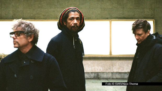 Am 6. November beginnen im Karlsruher ZKM die ARD Hörspieltage, das bedeutendste Hörspielfestival im deutschsprachigen Raum. Zu hören gibt’s u.a. eine Live-Performance des Hörspiels „Die Zeitmaschine“ mit „Tatort“-Kommissar Mark Waschke und ein Konzert der Band Mouse on Mars. Foto © SWR/Nico Thoma