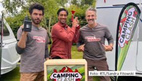 In der Jubiläumswoche der RTL-Soap „Alles was zählt“, die am 30. August beginnt, treten Riccardo Angelini als „Matteo“ und Stefan Bockelmann als „Henning“ in der fiktiven Spielshow „Camping Clash“ an. Deren Moderation übernimmt Barkeeper Nic Shanker, der als Gaststar in der Serie auftritt. (Foto: RTL/Sandra Fitowski)