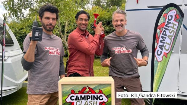 In der Jubiläumswoche der RTL-Soap „Alles was zählt“, die am 30. August beginnt, treten Riccardo Angelini als „Matteo“ und Stefan Bockelmann als „Henning“ in der fiktiven Spielshow „Camping Clash“ an. Deren Moderation übernimmt Barkeeper Nic Shanker, der als Gaststar in der Serie auftritt. (Foto: RTL/Sandra Fitowski)