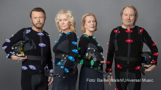 Am heutigen Freitag ist das neue Album von ABBA erschienen. Die beiden männlichen Mitglieder der schwedischen Pop-Superstars, Björn Ulvaeus und Benny Andersson, sind am morgigen 6. November bei „Wetten, dass..?“ zu Gast. Thomas Gottschalk und Michelle Hunziker präsentieren das Comeback der legendären ZDF/ORF-Show live aus Nürnberg. (Foto: Baillie Walsh/Universal Music)