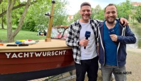 Gemeinsam haben Sternekoch Robin Pietsch und Mario D. Richardt ein altes Holzboot restauriert und sind damit auf Saale-Tour gegangen – unterstützt von der Countrysängerin Linda Feller. Was dabei passiert ist, zeigt die Doku „Abenteuer Saale“ in der ARD-Mediathek. (Foto: MDR)