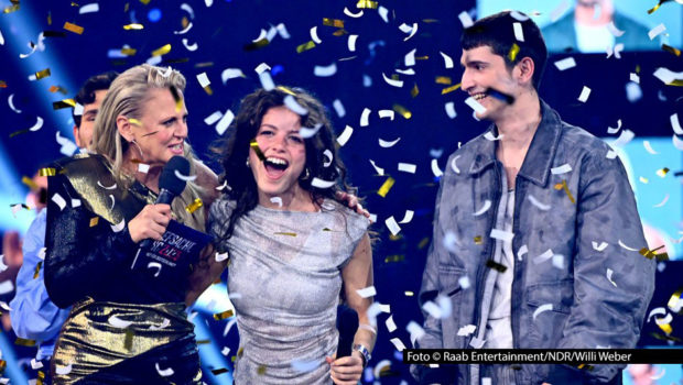 In der von Barbara Schöneberger moderierten „Chefsache ESC 2025“ setzten sich Abor & Tynna als Gewinner durch. Das Geschwister-Duo, das somit Deutschland im ESC-Finale in Basel vertritt, ist am 5. März zu Gast bei Jury-Chef Stefan Raab in dessen RTL-Spielshow „Du gewinnst hier nicht die Million“. Foto © Raab Entertainment/NDR/Willi Weber
