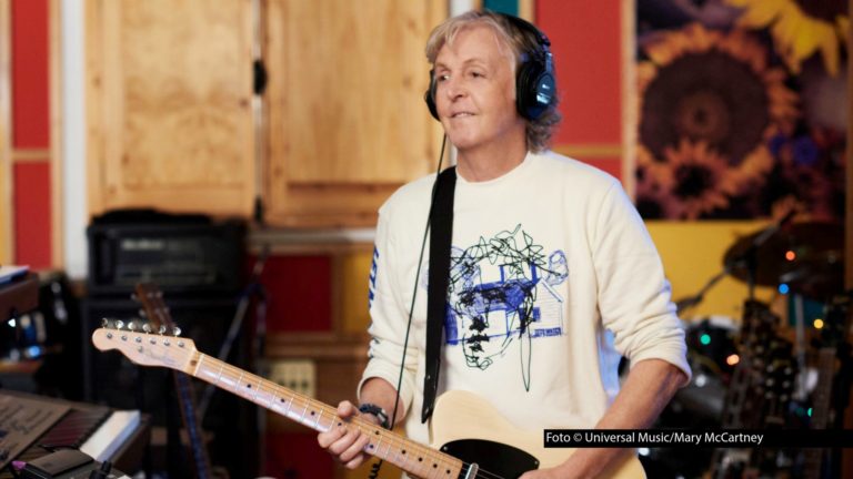 Die RTL-Dokureihe „Absolut Musik“ widmet sich am 7. August männlichen Stars aus 70 Jahren Rock- und Popgeschichte. U.a. werden Paul McCartney, Elvis Presley, Harry Styles und auch Herbert Grönemeyer zum Thema. Dazu gibt’s Kommentare von Promis wie Enie van de Meiklokjes und Ben Blümel. Foto © Universal Music/Mary McCartney