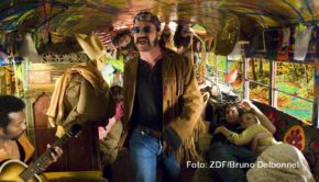 Die Musik der Beatles bildet die Basis des Spielfilms „Across the Universe“ den 3sat am 27. August zum ersten Mal im deutschen Free-TV ausstrahlt. In der psychedelischen Liebesgeschichte wirken diverse Pop- und Schauspielstars als Gäste mit, darunter Bono als Drogen-Guru „Dr. Robert“. (Foto: ZDF/Bruno Delbonnel)
