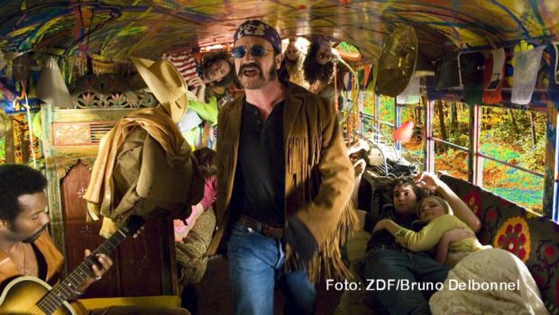 Die Musik der Beatles bildet die Basis des Spielfilms „Across the Universe“ den 3sat am 27. August zum ersten Mal im deutschen Free-TV ausstrahlt. In der psychedelischen Liebesgeschichte wirken diverse Pop- und Schauspielstars als Gäste mit, darunter Bono als Drogen-Guru „Dr. Robert“. (Foto: ZDF/Bruno Delbonnel)