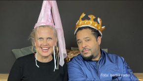 In der aktuellen Folge des barba radio-Podcasts „Mit den Waffeln einer Frau“ ist der Singer-Songwriter Adel Tawil zu Gast. Im Gespräch mit Barbara Schöneberger geht‘s u.a. über das Thema Midlife Crisis, Weisheiten aus Boyband-Zeiten und unvergessliche Tour-Momente. (Foto: barba radio)