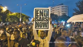 Die in Nigeria gedrehte Dokumentation „Coconut Head Generation“ läuft am Eröffnungsabend des 20. Afrika Film Festivals Köln. Bis einschließlich 24. September stehen dabei 85 Filmvorführungen sowie ein Rahmenprogramm mit Diskussionen, Live-Musik und Ausstellungen auf dem Programm. (Foto: Afrika Film Festival Köln)