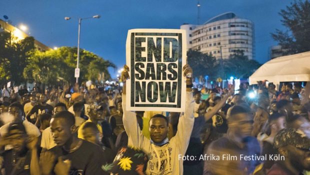 Die in Nigeria gedrehte Dokumentation „Coconut Head Generation“ läuft am Eröffnungsabend des 20. Afrika Film Festivals Köln. Bis einschließlich 24. September stehen dabei 85 Filmvorführungen sowie ein Rahmenprogramm mit Diskussionen, Live-Musik und Ausstellungen auf dem Programm. (Foto: Afrika Film Festival Köln)