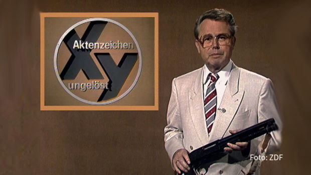 Die Grimme- und Fernsehpreis-Trägerin Regina Schilling nimmt erneut deutsche Fernsehgeschichte unter die Lupe. Ihr neuester Film „Diese Sendung ist kein Spiel – Die unheimliche Welt des Eduard Zimmermann“ erzählt die Geschichte der bis heute populären ZDF-Reihe „Aktenzeichen XY... ungelöst“. (Foto: ZDF)