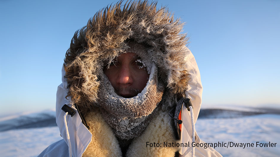 National Geographic zeigt ab heute die dritte Staffel von „Alaska – Eisige Freiheit“. Die Reality-Doku begleitet eine Gruppe von Aussteigern, die sich für ein neues Leben in der Wildnis Alaskas entschieden haben. Auch in den neuen Folgen geht’s buchstäblich eiskalt zur Sache. (Foto: National Geographic/Dwayne Fowler)