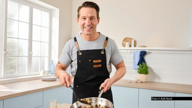 Ab dem 16. April gibt’s bei Aldi Nord eine besondere Küchenkollektion: Gemeinsam mit Sternekoch Alexander Kumptner hat die Aldi-Eigenmarke Crofton eine exklusive Materialauswahl zusammengestellt. Dazu gehören u.a. hochwertige Messersets und Edelstahlpfannen. Foto © Aldi Nord