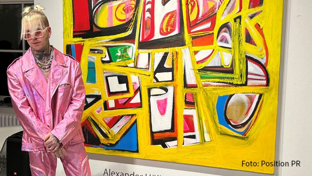 Neue Arbeiten des Münchener Malers Alexander Höller sind seit diesem Wochenende wieder in Köln zu sehen. Die Galerie Martina Kaiser zeigt sie bis Ende des Jahres. Bei der Vernissage der Schau mit dem Titel „Horizon“ ging der Künstler lautstark ans Werk. (Foto: Position Public Relations)