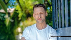 Spitzenkoch Alexander Kumptner tritt bei der „Promi Darts-WM“ am 4. Januar als einer der Teilnehmer an und misst sich dort im Zweier-Team mit echten Darts-Profis und Promi-Kollegen. Zu seinen Kontrahenten zählen u.a. Reiner Calmund, Cathy Hummels und Joey Kelly. Foto © Sergiu Andres