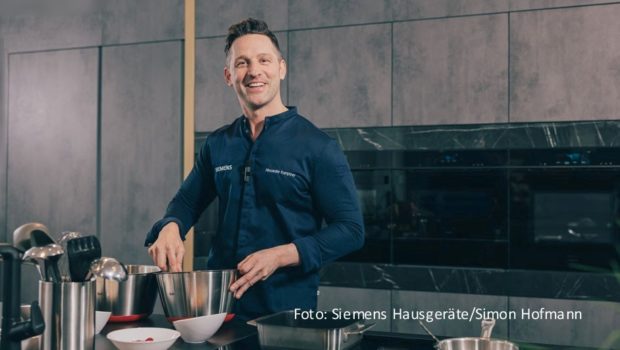 Auch dem deutschen TV-Publikum ist der Wiener Spitzenkoch Alexander Kumptner aus diversen Formaten wohlbekannt. Die Firma Siemens Hausgeräte hat mit ihn nun eine über mindestens drei Jahre laufende Zusammenarbeit vereinbart. Kumptner wird Testimonial im Bereich Küchengroßgeräte. (Foto: Siemens Hausgeräte/Simon Hofmann)