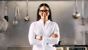 Die 90-minütige Primetime-Ausgabe von „Die Küchenschlacht“ geht mit neuen Ausgaben im ZDF auf Sendung. Am 15. April ist auch die Ulmer Sterneköchin Alina Meissner-Bebrout dabei. Sie bildet das Profi-Team mit ihren Kollegen Johann Lafer und Ali Güngörmüs. Foto © Kammer Media & Akut Studio